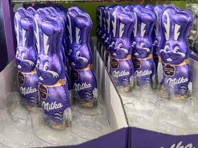 Teure Schokoladen Osterhasen gestigene Preise drastische Preis erhoehung bei den Schoko Hasen aus Vollmilch Schokolade zu Ostern.Lila Aufsteller im Supermarkt mit verschiedenen Sorten Milka Schokoladen Osterhasen verpackt in Lilla Folie -April 2025 Hamburg Deutschland *** Expensive chocolate Easter bunnies increased prices drastic price increase for chocolate bunnies made of milk chocolate at Easter Purple display in the supermarket with different varieties of Milka chocolate Easter bunnies wrapped in lilla foil April 2025 Hamburg Germany-stock-foto
