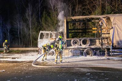 LKW Brand auf A72: Explosion von Gasflasche erschwerte L?scharbeiten ? Stundenlange Sperrung der A72, in beiden Fahrtrichtungen-stock-foto