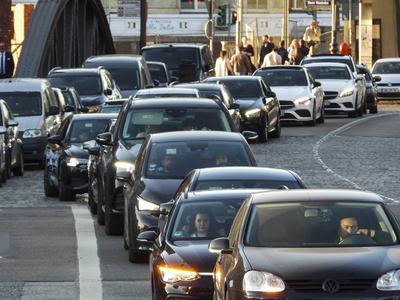 Hamburg 12.04.2025 Erneutes Verkehrschaos am Westfield Center Die Polizei sperrt umliegende Anfahrtsstrassen mit Streifenwagen ab.Die Strassen rund um das Ueberseequartier sind den Verkehrsmassen nicht gewachsen Wieder ist es am Wochenende rund um das neue Westfield Einkaufscenter zu einem Verkehrschaos gekommen. Tausende wollten das neuer?ffnete Center besuchen - viele eben auch mit dem eigen Wagen anfahren. Der Verkehr staute sich auf saemtlichen Anfahrtswsegen so stark das die Polizei sich vor Ort entloss die Zufahrtsstrassen zum Westfild Center zu sperren da auch die Tiefgarage des Centers bereits voll belegt war gab es ein voelliges Verkehrskollaps in der Hafencity Hamburg Deutschland *** Hamburg 12 04 2025 Another traffic chaos at th-stock-foto