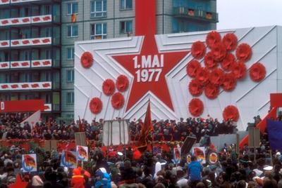Teilnehmer einer Parade zum 1. Mai in Ost-Berlin-stock-foto