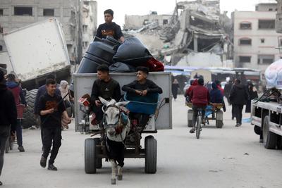 Palestinians living in Shujaiyye neighborhood, east of Gaza City-stock-foto