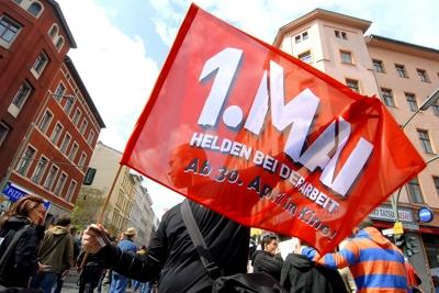 Helden bei der Arbeit - Fahne auf dem MyFest am 1. Mai in Berlin-stock-photo