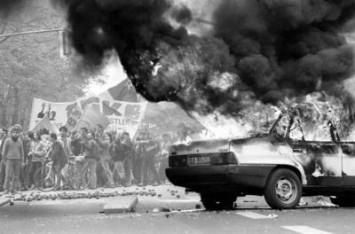 Brennendes Auto w?hrend der Ausschreitungen am Rande der Demonstration zum 1. Mai in Berlin-Kreuzberg-stock-foto