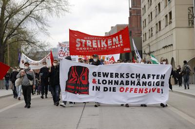 Sozialistische Demo am Hackeschen Markt. Etwa 800 Personen demonstrieren in Mitte unter dem Motto Nicht auf unserem R?ck-stock-foto