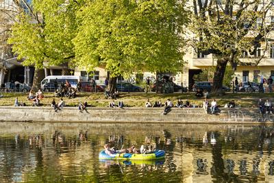 Junge Leute sitzen in Gruppen am Landwehrkanal in Kreuzberg, Berlin , Fr?hling,-stock-foto