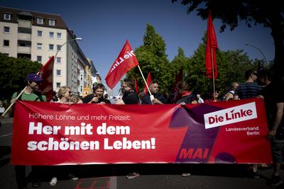 Die Linke, 1. Mai Demo DEU, Deutschland, Germany, Berlin, 01.05.2024 Demonstranten der Partei Die Linke Linkspartei mit-stock-foto