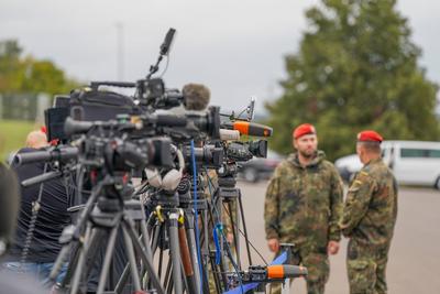 Deutschland, Europa, Bundeswehr, Soldaten, Pressekonferenz, Medien, Kamerateams, Sicherheitspolitik, Verteidigung, Milit-stock-photo
