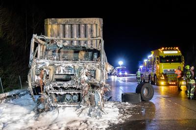 LKW Brand auf A72: Explosion von Gasflasche erschwerte L?scharbeiten ? Stundenlange Sperrung der A72, in beiden Fahrtrichtungen-stock-foto