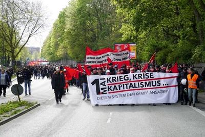 Linke Szene demonstriert in Hamburg - Ca. 1000 Teilnehmer 01.05.2022 Hamburg Starkes Polizeiaufgebot begleitet die Demonstranten Tag der Arbeit 1 Mai Am Sonntag nachmittag demonstrieten ca. 1000 Menschen aus dem linken Spektrum in Hamburg . Der Demonstrationszug wurde von einem starken Polizeiaufgebot begleitet. HH Deutschland *** Left Scene demonstrated in Hamburg Ca 1000 Participants 01 05 2022 Hamburg strong Police presence accompanied the Demonstrators Day the Work 1 May on Sunday Afternoon demonstrieten Ca 1000 People from the left Spectrum in Hamburg the Demonstration Train was from a Strong Police presence accompanied HH Germany-stock-foto