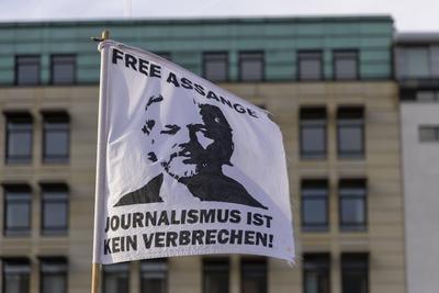Free Assange Veranstalltung auf dem Pariser Platz. 19.04.2024, EU, DEU, Deutschland, Berlin, Berlin: Protestveranstalltu-stock-foto