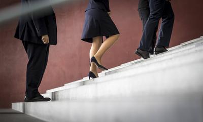 Symbolfoto zum Thema Frauen und Karriere. Eine Frau geht eine Treppe nach oben. Berlin, 29.06.2024. Berlin Deutschland *-stock-foto