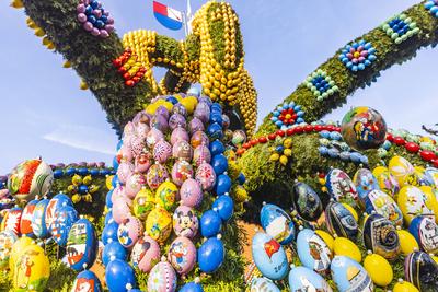 Rund 13.000 handbemalte Eier z?hlt der Osterbrunnen in Schechingen im Ostalbkreis. Damit z?hlt er zu den gr??ten und sch-stock-foto