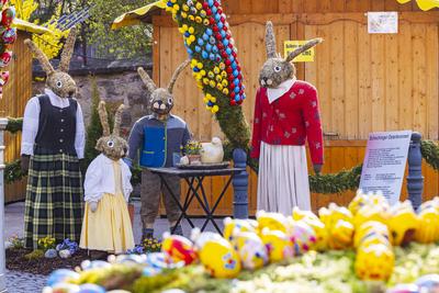 Rund 13.000 handbemalte Eier z?hlt der Osterbrunnen in Schechingen im Ostalbkreis. Damit z?hlt er zu den gr??ten und sch-stock-foto