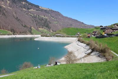 12.04.2025 Kanton Obwalden Schweiz. Bild : Wenig Wasser iM Lungernsee auch Lungerersee. Naturstausee. *** 12 04 2025 Can-stock-foto