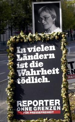 Transparent mit der Aufschrift - In vielen L?ndern ist die Wahrheit t?dlich - unter einem Bild der get?teten Anna Polit-stock-photo