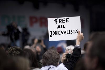 International Press Freedom Day - Free Deniz Yucel Deutschland, Germany, Berlin, 03.05.2017 Demonstrantin mit Plakat Fr-stock-photo