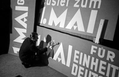 Vorbereitungen zum 1. Mai Schilder mit der Aufschrift Rüstet zum 1. Mai werden gemalt als Vorbereitungen zum 1. Mai in B-stock-photo