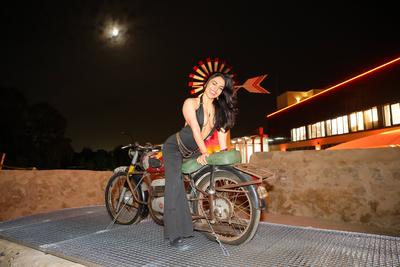 Motor World Mallorca Grand Opening - Moderatorin & S?ngerin Supergirl Nora Lob Palma Motorworld Mallorca *** Motor World-stock-foto