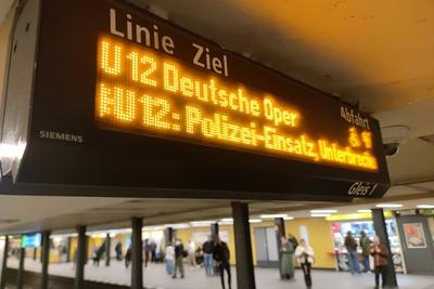 Berlin, Deutschland, 12.04.2025: Messerattacke an U-Bahnhof: Hinweis an einem anderen U-Bahnhof auf Polizeieinsatz am So-stock-foto