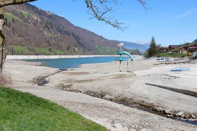 12.04.2025 Kanton Obwalden Schweiz. Bild : Wenig Wasser iM Lungernsee auch Lungerersee. Naturstausee. *** 12 04 2025 Can-stock-foto