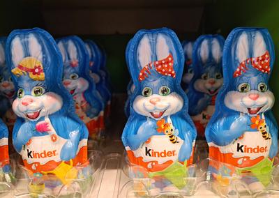 Osterware 12.03.2024, Soemmerda, Supermarkt, Kinderschokolade- Osterhasen der Firma Ferrero / werden zum Verkauf angebot-stock-foto