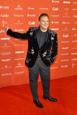 Guido Maria Kretschmer Modedesigner zu Gast auf dem roten Teppich beim den 28.SPA Awards im Hotel Steigenberger auf dem Petersberg in Koenigswinter bei Bonn am 12.04.2025 NRW Deutschland *** Guido Maria Kretschmer fashion designer as a guest on the red carpet at the 28 SPA Awards at the Hotel Steigenberger on the Petersberg in Koenigswinter near Bonn on 12 04 2025 NRW Germany-stock-foto