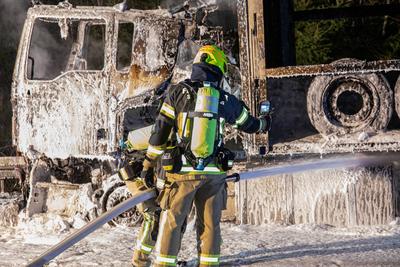 LKW Brand auf A72: Explosion von Gasflasche erschwerte L?scharbeiten ? Stundenlange Sperrung der A72, in beiden Fahrtrichtungen-stock-foto