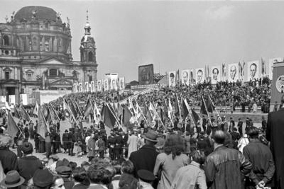 DDR - Parade zum 1. Mai 1951-stock-foto