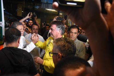 Former President Bolsonaro leaves Rio Grande Hospital in Natal.-stock-foto