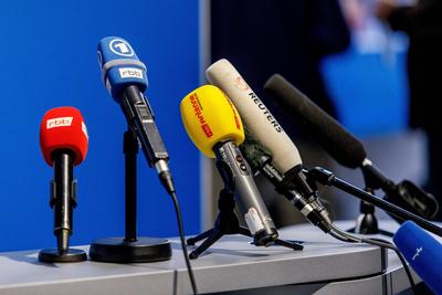 Symbolfoto Presse DEU/Deutschland/Brandenburg/Spremberg, 22.02.2023, Symbolfoto Presse, Mikrofone verschiedener Medienan-stock-photo