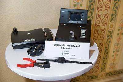Elektronische Fussfessel 2011 29 08 2011 Wiesbaden x1x Vorstellung der 2 Generation einer elektron-stock-photo
