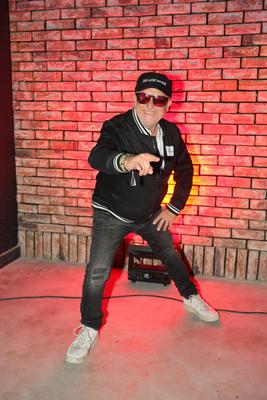 Motor World Mallorca Grand Opening - Schauspieler Martin Semmelrogge in typischer Pose Palma Motorworld Mallorca Spanien-stock-foto