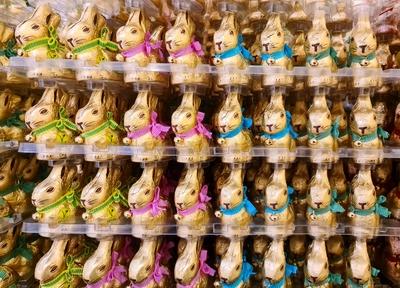Kiel, 21. Februar 2025: Bunte Reihen von Lindt Goldschokoladen-Osterhasen in einem Supermarktregal, bereit f?r den Verka-stock-foto