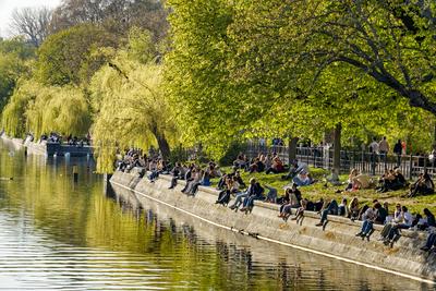 Junge Leute sitzen in Gruppen am Landwehrkanal in Kreuzberg, Berlin , Fr?hling,-stock-foto