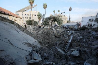 People check the destruction in the aftermath of an Israeli strike on the Al-Ahli hospital, also known as the Baptist or Ahli Arab hospital-stock-foto