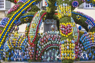 Rund 13.000 handbemalte Eier z?hlt der Osterbrunnen in Schechingen im Ostalbkreis. Damit z?hlt er zu den gr??ten und sch-stock-foto