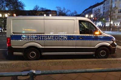 Berlin, Deutschland, 12.04.2025: Sophie-Charlotte-Platz: Messerattacke an U-Bahnhof: Ein Fahrzeug der Gerichtsmedizin an-stock-foto