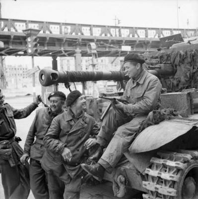 The British Army in North-west Europe 1944-45 A Cromwell tank crew of C Squadron, 5th Royal Tank Regiment in Hamburg, 4-stock-foto
