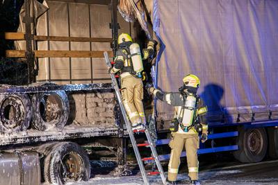 LKW Brand auf A72: Explosion von Gasflasche erschwerte L?scharbeiten ? Stundenlange Sperrung der A72, in beiden Fahrtrichtungen-stock-foto