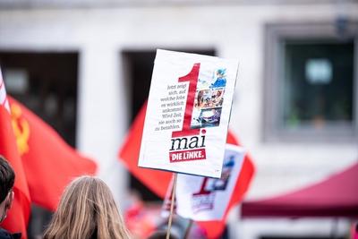 1. Mai Kundgebung auf dem Marktplatz in Stuttgart - Tag der Arbeit 1. Mai Kundgebung auf dem Marktplatz in StuttgartBad-stock-photo