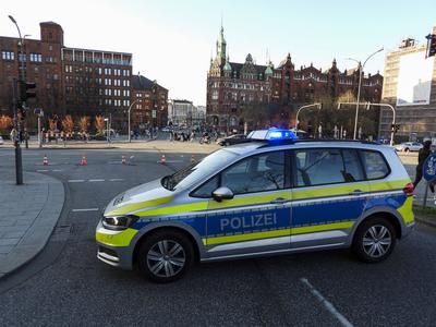 Hamburg 12.04.2025 Erneutes Verkehrschaos am Westfield Center Die Polizei sperrt umliegende Anfahrtsstrassen mit Streifenwagen ab.Die Strassen rund um das Ueberseequartier sind den Verkehrsmassen nicht gewachsen Wieder ist es am Wochenende rund um das neue Westfield Einkaufscenter zu einem Verkehrschaos gekommen. Tausende wollten das neuer?ffnete Center besuchen - viele eben auch mit dem eigen Wagen anfahren. Der Verkehr staute sich auf saemtlichen Anfahrtswsegen so stark das die Polizei sich vor Ort entloss die Zufahrtsstrassen zum Westfild Center zu sperren da auch die Tiefgarage des Centers bereits voll belegt war gab es ein voelliges Verkehrskollaps in der Hafencity Hamburg Deutschland *** Hamburg 12 04 2025 Another traffic chaos at th-stock-foto