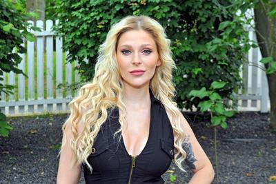ZDF - Fernsehgarten. S?ngerin Marie Reim w?hrend der ZDF - Unterhaltungsshow Fernsehgarten am 02.06.2024 in Mainz. 20240-stock-foto