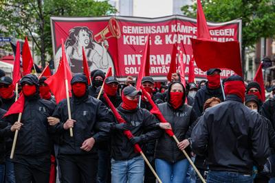 01.05.2022 Mehrere tausend Menschen demonstrieren am Tag der Arbeit auf der revolution?ren Maidemonstration in Frankfurt-stock-foto