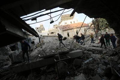People check the destruction in the aftermath of an Israeli strike on the Al-Ahli hospital, also known as the Baptist or Ahli Arab hospital-stock-foto