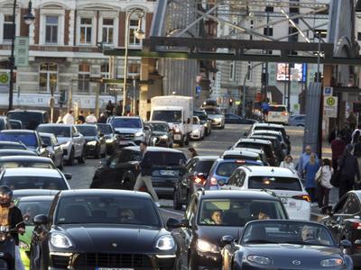 Hamburg 12.04.2025 Erneutes Verkehrschaos am Westfield Center Die Polizei sperrt umliegende Anfahrtsstrassen mit Streifenwagen ab.Die Strassen rund um das Ueberseequartier sind den Verkehrsmassen nicht gewachsen Wieder ist es am Wochenende rund um das neue Westfield Einkaufscenter zu einem Verkehrschaos gekommen. Tausende wollten das neuer?ffnete Center besuchen - viele eben auch mit dem eigen Wagen anfahren. Der Verkehr staute sich auf saemtlichen Anfahrtswsegen so stark das die Polizei sich vor Ort entloss die Zufahrtsstrassen zum Westfild Center zu sperren da auch die Tiefgarage des Centers bereits voll belegt war gab es ein voelliges Verkehrskollaps in der Hafencity Hamburg Deutschland *** Hamburg 12 04 2025 Another traffic chaos at th-stock-foto