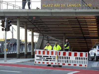 Hamburg 12.04.2025 Erneutes Verkehrschaos am Westfield Center Die Polizei sperrt umliegende Anfahrtsstrassen mit Streifenwagen ab.Die Strassen rund um das Ueberseequartier sind den Verkehrsmassen nicht gewachsen Wieder ist es am Wochenende rund um das neue Westfield Einkaufscenter zu einem Verkehrschaos gekommen. Tausende wollten das neuer?ffnete Center besuchen - viele eben auch mit dem eigen Wagen anfahren. Der Verkehr staute sich auf saemtlichen Anfahrtswsegen so stark das die Polizei sich vor Ort entloss die Zufahrtsstrassen zum Westfild Center zu sperren da auch die Tiefgarage des Centers bereits voll belegt war gab es ein voelliges Verkehrskollaps in der Hafencity Hamburg Deutschland *** Hamburg 12 04 2025 Another traffic chaos at th-stock-foto
