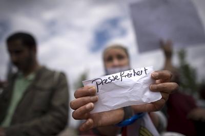 Sisi-Protest DEU, Deutschland, Germany, Berlin, 03.06.2015 Protestler mit Plakat fuer die Pressefreiheit protestieren g-stock-photo