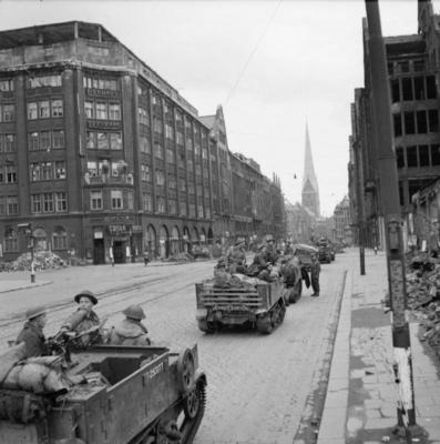 The British Army in North-west Europe 1944-45 Universal carriers of 1/5th Queen s Regiment, 7th Armoured Division in Ham-stock-foto