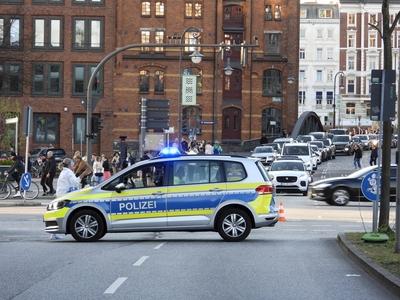 Hamburg 12.04.2025 Erneutes Verkehrschaos am Westfield Center Die Polizei sperrt umliegende Anfahrtsstrassen mit Streifenwagen ab.Die Strassen rund um das Ueberseequartier sind den Verkehrsmassen nicht gewachsen Wieder ist es am Wochenende rund um das neue Westfield Einkaufscenter zu einem Verkehrschaos gekommen. Tausende wollten das neuer?ffnete Center besuchen - viele eben auch mit dem eigen Wagen anfahren. Der Verkehr staute sich auf saemtlichen Anfahrtswsegen so stark das die Polizei sich vor Ort entloss die Zufahrtsstrassen zum Westfild Center zu sperren da auch die Tiefgarage des Centers bereits voll belegt war gab es ein voelliges Verkehrskollaps in der Hafencity Hamburg Deutschland *** Hamburg 12 04 2025 Another traffic chaos at th-stock-foto