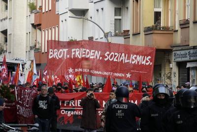 Revolution?re 1. Mai Demo in Neuk?lln, 1. Mai, Tag der Arbeit, Sanderstrasse, Berlin-Neuk?lln, Revolution?re 1. Mai Demo-stock-photo